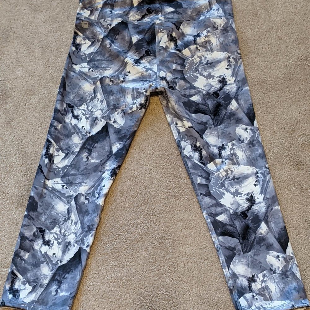 Fabletics Limited Pattern Crop Leggings Size Small
